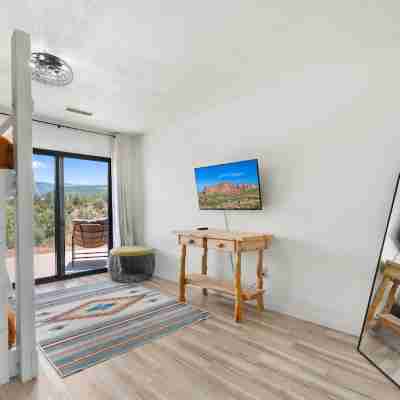 VIEWS, hot tub, dog friendly, near trailheads! Rooms