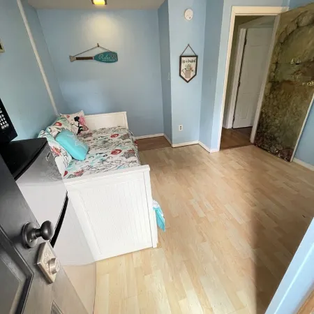 Spacious, comfortable rooms near beach & Newport