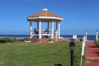Cozy Romantic Bungalow  — 3 min walk to the beach, in front of the golf course!