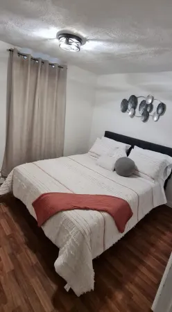 Cozy Moncton Basement suite around the corner from the Hospital Отели рядом со станцией Залізнична станція Монктон