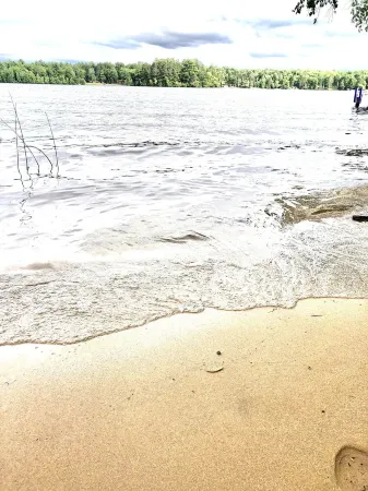 5 star on CATFISH LAKE wet boathouse, sandy beach, 5 bedroom, air cond