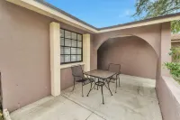Logan's Hideway & Grill!15 Minutes from Airport