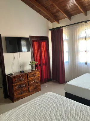 Experience the jungle of Costa Rica!! Direct oceanfront property for 8 guests.