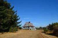 Beautiful beachfront Villa on 80 acres of farmland! Hotels in Sooke