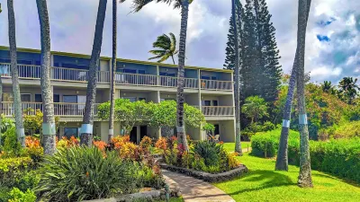 MOLOKAI ISLAND   Two Bedroom Oceanfront Top End Unit!