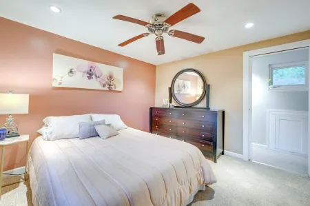 Cozy DIX Hills Apt w/ Deck ~ 7 Mi to Beach! Отели в г. Дикс Хилс