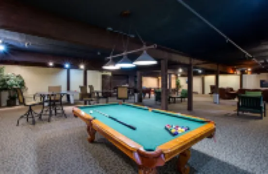 94Sll - Inexpensive - Fireplace - Wifi - Sleeps 6 1 Bedroom Condo by RedAwning