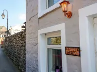 Copper Cottage Hotels near White Scar Cave