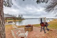 Dock, Decks & Views: Lakefront Cottage - 3-stjärniga