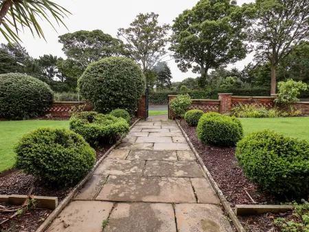 Yardley Manor Отели в г. Скалби