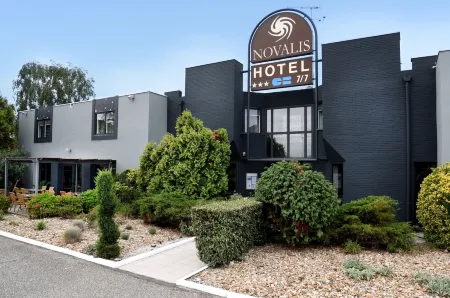 Logis Boutique Hotel Novalis Отели рядом с достопримечательностью «Eglise St-Pierre de Gradignan»