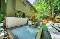 8 Mi to Dtwn Seattle Pet-Friendly Apt with Hot Tub