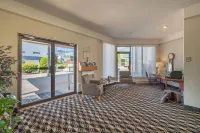 The Cedars Inn Hotel & Convention Centre Hotels in Gibsons