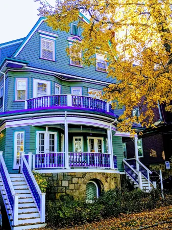 The Coolidge Corner Guest House: A Brookline Bed and Breakfast Отели рядом с достопримечательностью «Dexter Park»