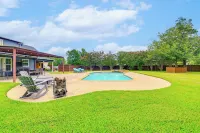 Fire Pit and Sauna Spacious Lake Texoma Retreat! - Uima-altaat