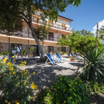 Albergo Suisse Bellevue Отели рядом с достопримечательностью «Пляж Феджина»
