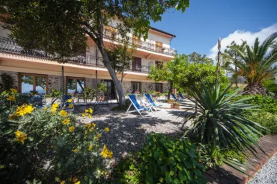 Albergo Suisse Bellevue Hotels near Fegina Beach