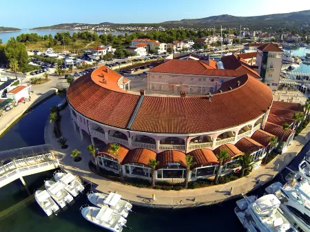 Marina Frapa Resort Rogoznica Отели в г. Razanj