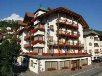 Hotel Dolomiti Madonna Hotels near Museum Gherdëina