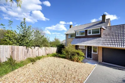 로티스 루카웃 Charmouth Beach going West to Lyme Regis 주변 호텔