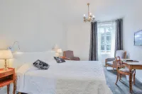 Logis Hotel Royal Saint-Mart - parking