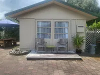 Peaceful bach close to the lake, in the heart of Kinloch Hotels in Kinloch