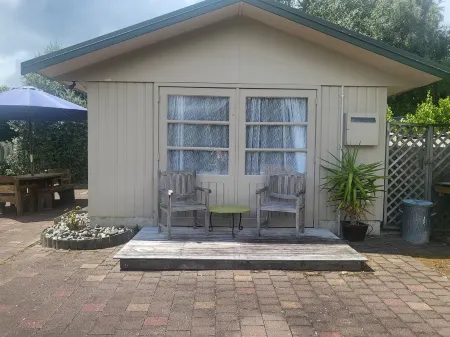 Peaceful bach close to the lake, in the heart of Kinloch Отели в г. Кинлок