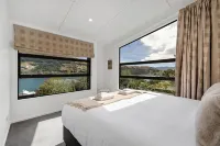 Luxurious Lake View Escape - 3 Bedroom Home!