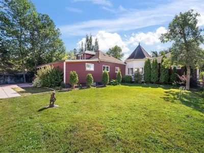 Sauna, Pizza Oven, BBQ, Easy Lake Access & Parking for Trucks & Trailers Hotels in 