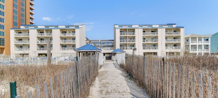 Orange Beach Retreat w/ 4 Pools - Walk to Beach! Hotéis em Orange Beach