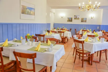 Hotel Zur Alten Oder- Frankfurt-Oder Отели в г. Лебус