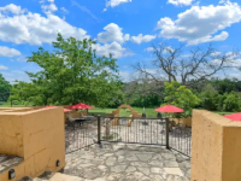 ブランコ リバーサイド コテージズ & RV ブランコのホテル