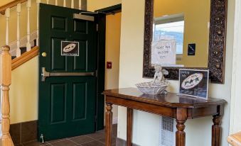 The City Hotel Bar & Grill