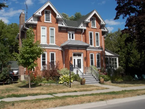 Seaway Manor B&B فنادق في غانانوكي