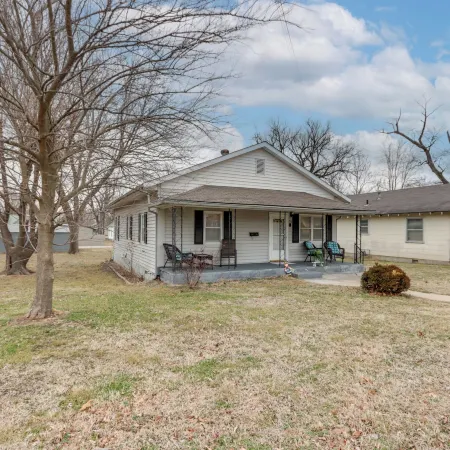 Walkable and Updated Nevada Home Family Friendly!