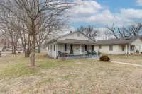 Walkable and Updated Nevada Home Family Friendly! - Wifi
