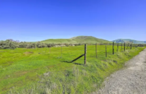 帶有塞拉內華達山景的平靜農舍