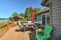 Family Home w/ Deck, Yard, Dock on Rock River - موقف سيارات