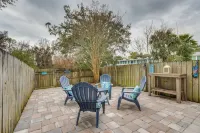 Chic Gulf Breeze Escape w/ Pool Access & Courtyard - parking