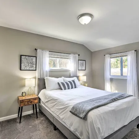 Chic Townhome w/ Deck: 6 Mi to Dtwn Baltimore