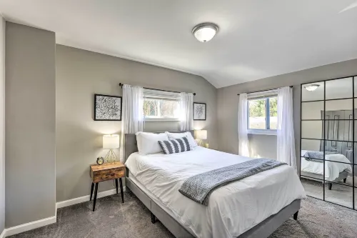 Chic Townhome w/ Deck: 6 Mi to Dtwn Baltimore - WiFi