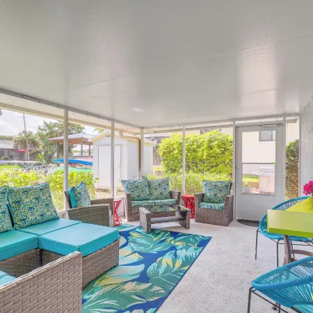 Dock, Kayaks & Bicycles: Crystal River Getaway!