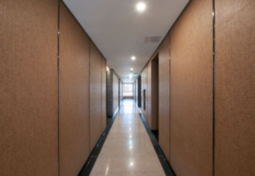 CS호텔의 넓고 깨끗한 욕실과 욕조 사진