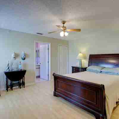 Bright Titusville Retreat w/ Lanai - Wfh Friendly! Rooms