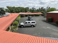 Clock Tower Motor Inn - parking