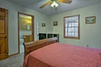 Emerald Gate Farm Cabin w/ on-Site Fishing Pond! - Balkoner