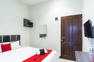 RedDoorz Near Medan Amplas Hotels near Toko Sitorus