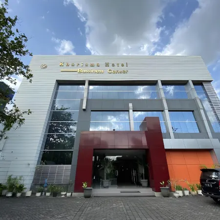 Hotel Kharisma Отели в г. Мадиун