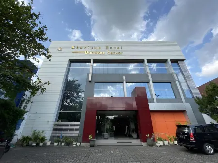 Hotel Kharisma Отели в г. Мадиун