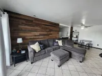 Port Clinton Paradise- 2 Bedroom Waterfront Condo:  Hot Tub, Sauna, Fire Pit فنادق في بورت كلينتون